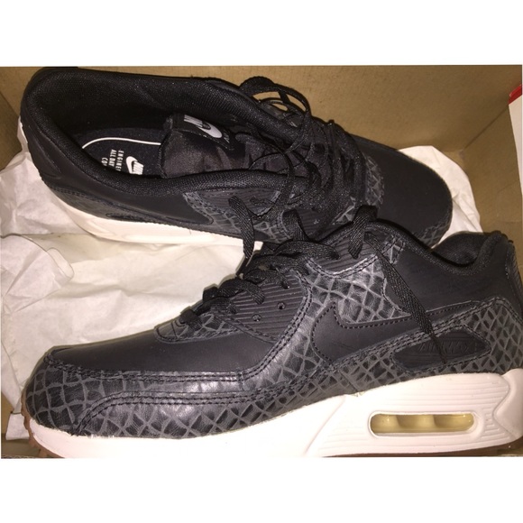 Nike Shoes - 💕❤️😘NEW IN BOX! NIKE AIRMAX 90😘❤️💕